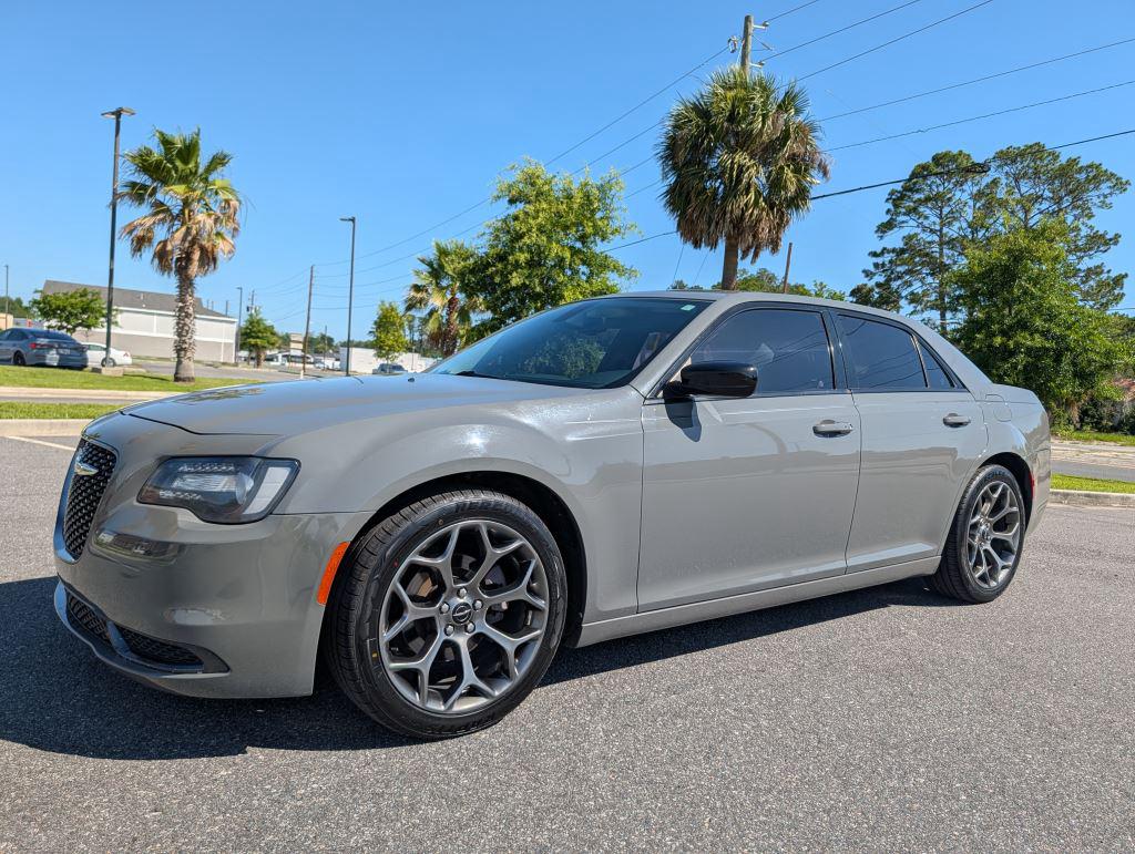 2018 Chrysler 300 Touring's photo