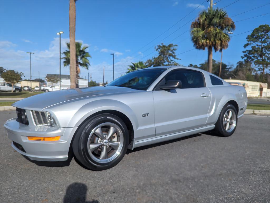 2005 Ford Mustang GT Deluxe's photo
